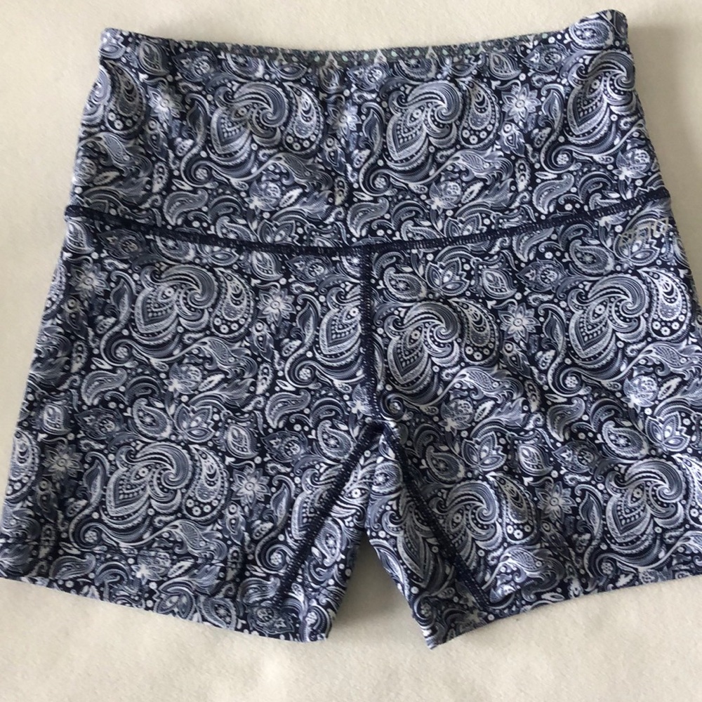 Lorna Jane navy paisley 5 inch bike shorts sz S